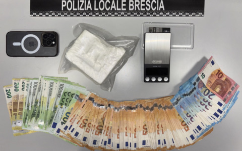 Cocaina: barman spacciatore cede la droga e poi torna a servire cocktail, arrestato