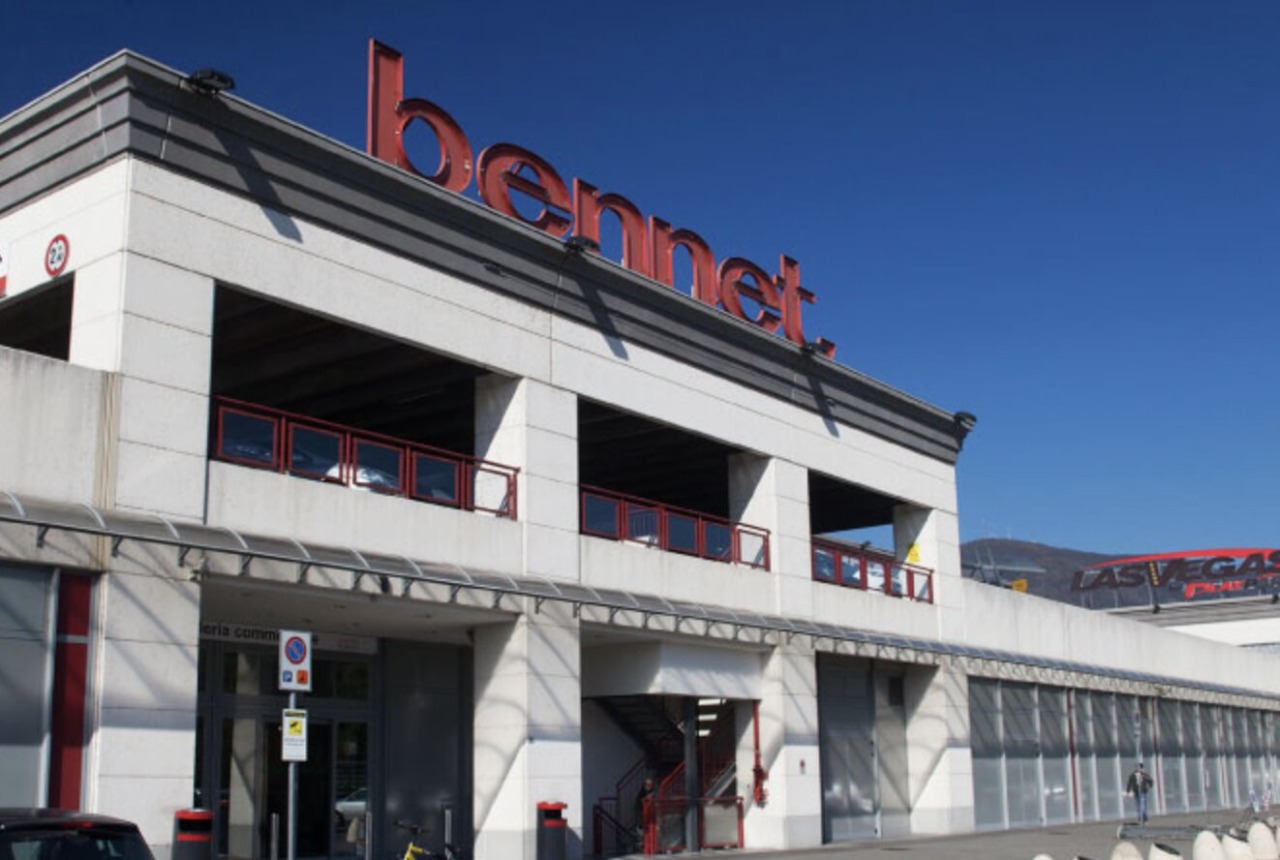 Commessa investita dopo il furto al centro commerciale Bennet: la Locale identifica i due ladri