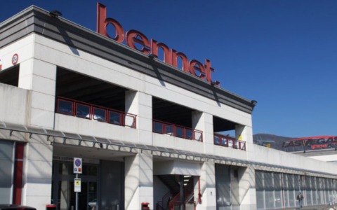 Commessa investita dopo il furto al centro commerciale Bennet: la Locale identifica i due ladri