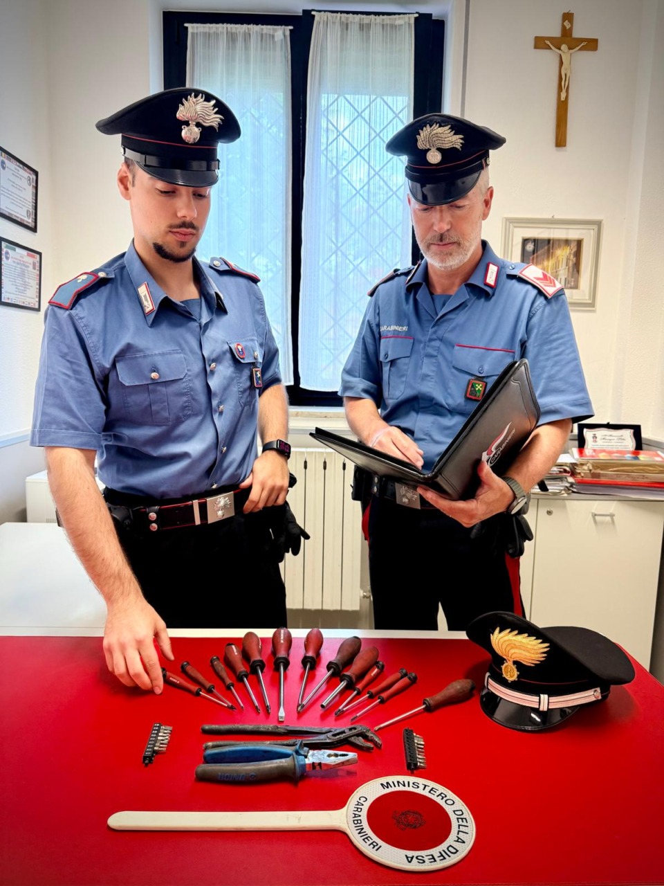 Danni e furti ai veicoli in sosta a Sirmione: sequestrati attrezzi da scasso su un’auto con targa inglese
