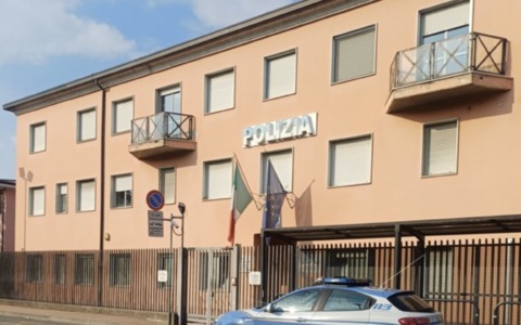 Desenzano del Garda: le rubano la borsa e prelevano denaro con le carta di credito trovate
