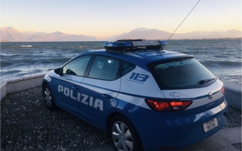 Desenzano del Garda: forza la portiera dell’auto, 27enne ruba oggetti personali, denaro e fugge