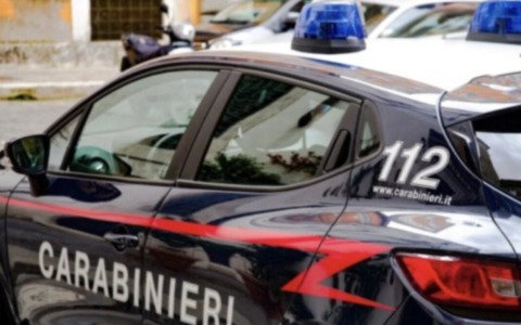 Furto in un locale a Moniga del Garda: rubano la borsa di una giovane donna, arrestati