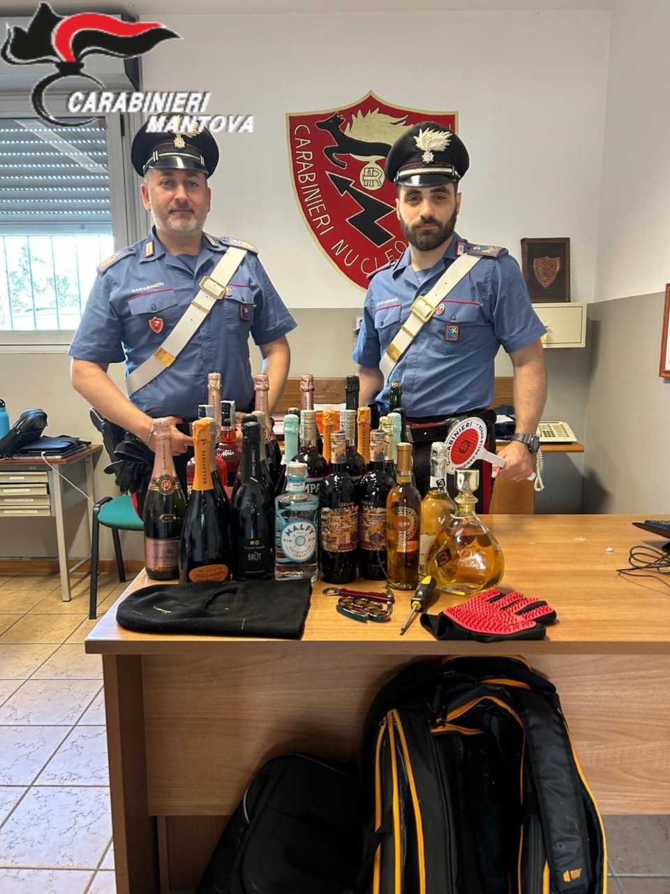 Furto al bar: rubati superalcolici per 2mila euro, denunciate cinque persone