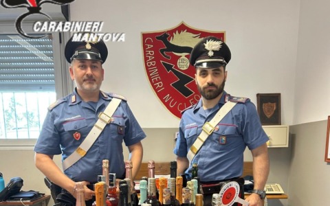 Furto al bar: rubati superalcolici per 2mila euro, denunciate cinque persone