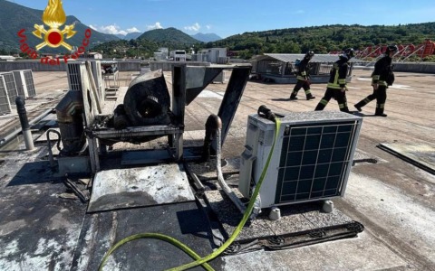 Gavardo: incendio sul tetto del Bennet, l’intervento dei Vigili del Fuoco