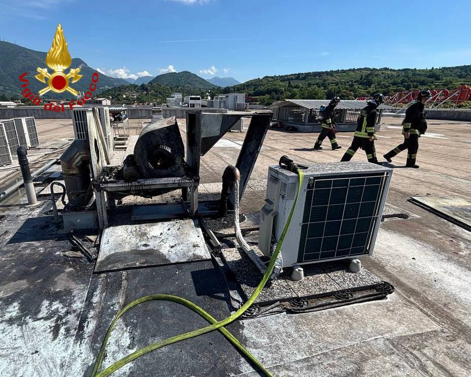 Gavardo: incendio sul tetto del Bennet, l’intervento dei Vigili del Fuoco