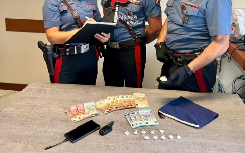 Gottolengo: lancia dal finestrino una confezione da 16 grammi di coca, arrestata 26enne
