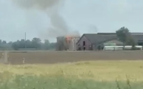 Incendio a Manerbio: a fuoco un capannone per lo stoccaggio di fieno