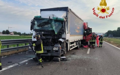 Incidente in A21: due mezzi pesanti coinvolti, due persone ferite gravemente