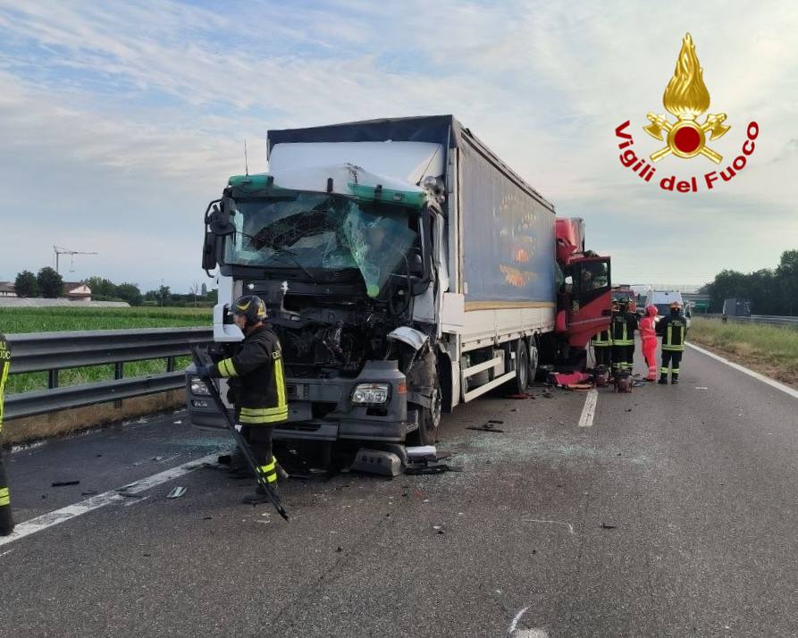 Incidente in A21: due mezzi pesanti coinvolti, due persone ferite gravemente