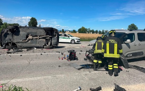 Leno: violento frontale fra due auto, pesanti disagi sulla circolazione