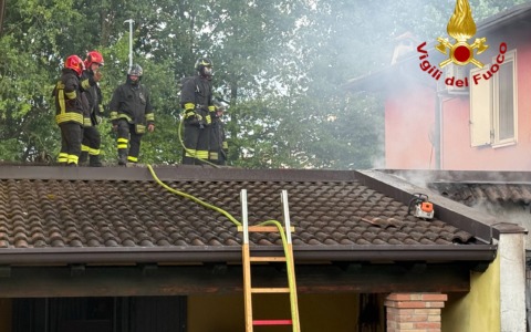 Leno: a fuoco il garage di una villetta, distrutto dalle fiamme