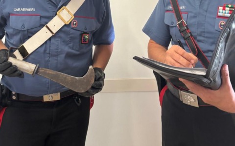 Minaccia la madre con la roncola: 32enne in manette