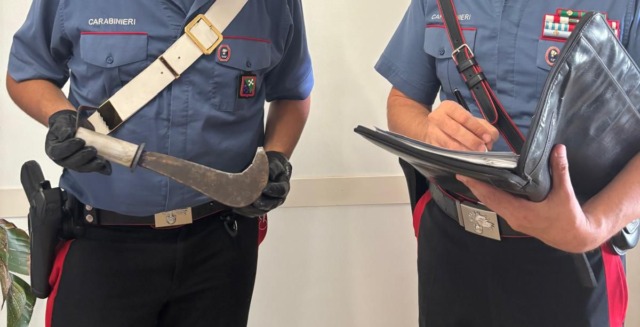 Minaccia la madre con la roncola: 32enne in manette