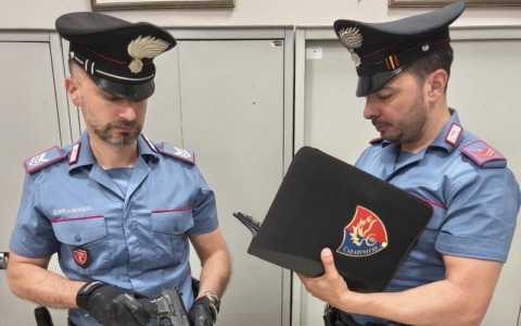 Minacciano i proprietari di casa con una pistola ad aria compressa: denunciati