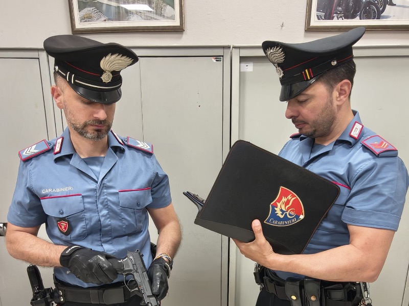 Minacciano i proprietari di casa con una pistola ad aria compressa: denunciati
