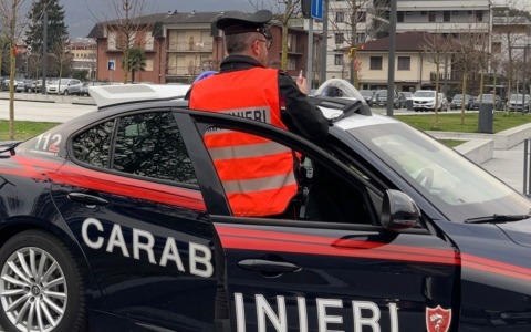 Recide il braccialetto elettronico ed evade dai domiciliari: 23enne rintracciato ad Angolo Terme