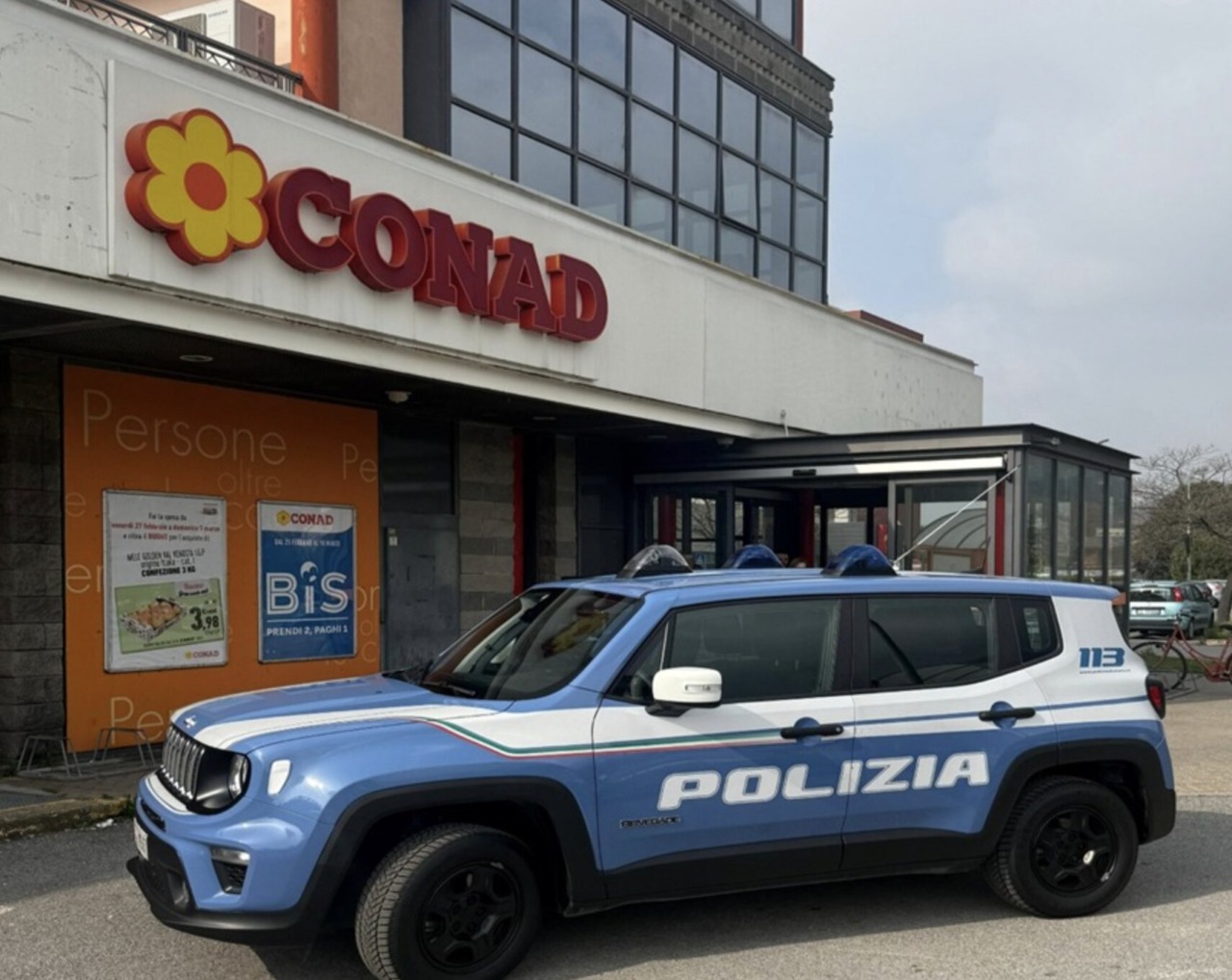 Ruba superalcolici dal supermercato e aggredisce con calci e pugni i dipendenti
