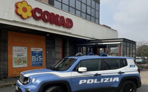 Ruba superalcolici dal supermercato e aggredisce con calci e pugni i dipendenti