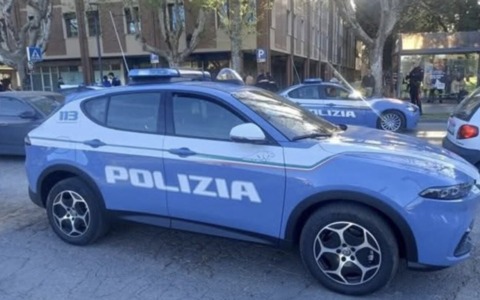 Ruba un monopattino, 29enne aggredisce e minaccia di morte il proprietario