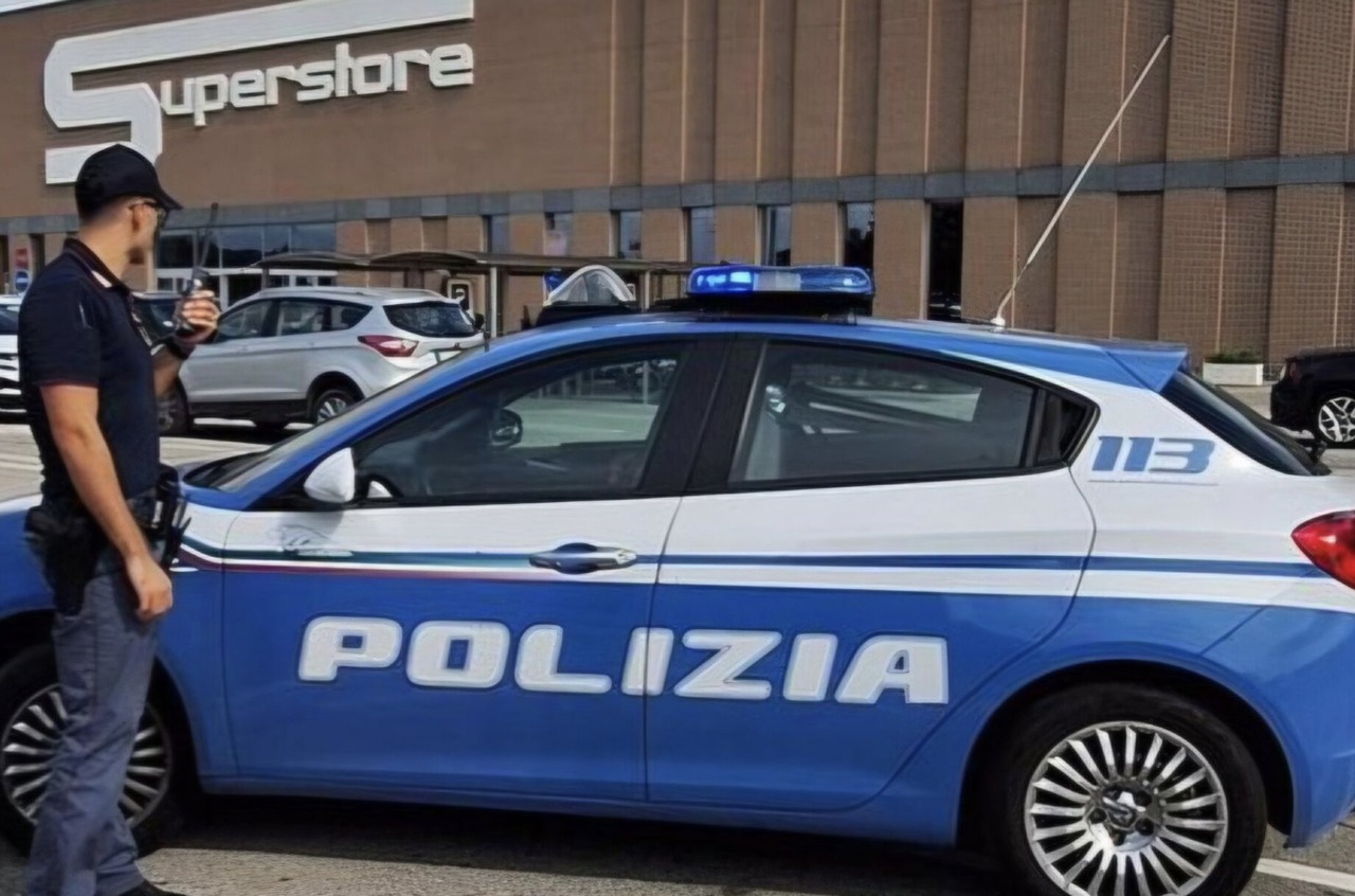Ruba una bicicletta all’esterno del supermercato Esselunga di via Volta: arrestato un 47enne