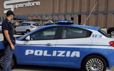 Ruba una bicicletta all’esterno del supermercato Esselunga di via Volta: arrestato un 47enne