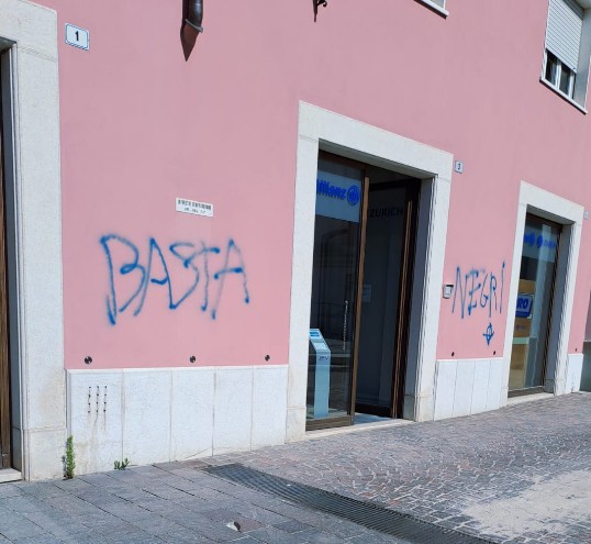 Scritte razziste vicino alla chiesa di Ospitaletto, il sindaco: “Atto vandalico da condannare”