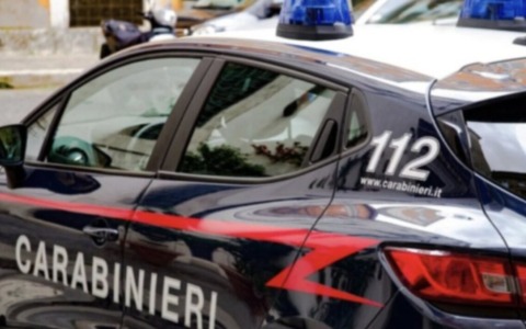 Sirmione: appostato in auto con un coltello a serramanico, in manette un 25enne