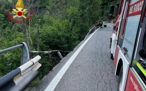 SS39: i Vigili del Fuoco intervengono per la messa in sicurezza del guardrail