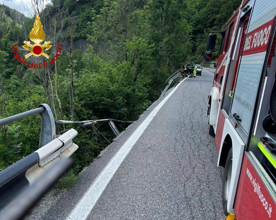 SS39: i Vigili del Fuoco intervengono per la messa in sicurezza del guardrail