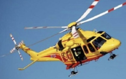 Statale 42: operaio scivola sulla pala meccanica e finisce in strada dove viene investito