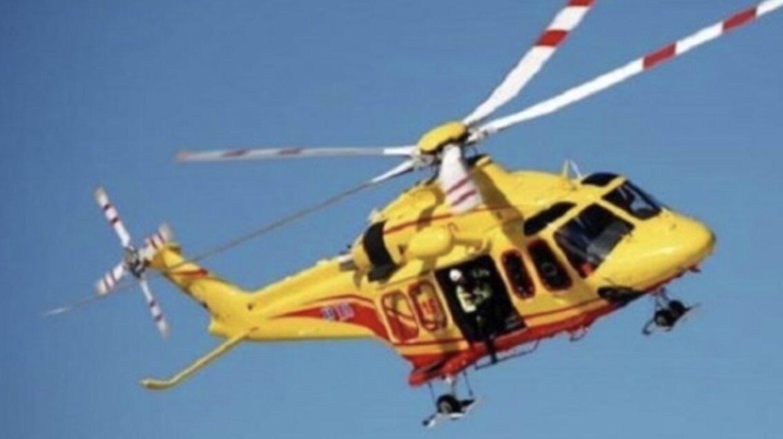 Statale 42: operaio scivola sulla pala meccanica e finisce in strada dove viene investito
