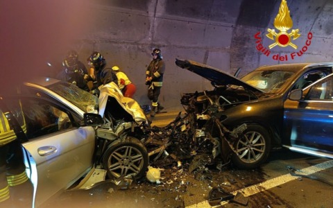 Strada Statale 42 del Tonale e della Mendola: nel frontale muoiono madre e figlio