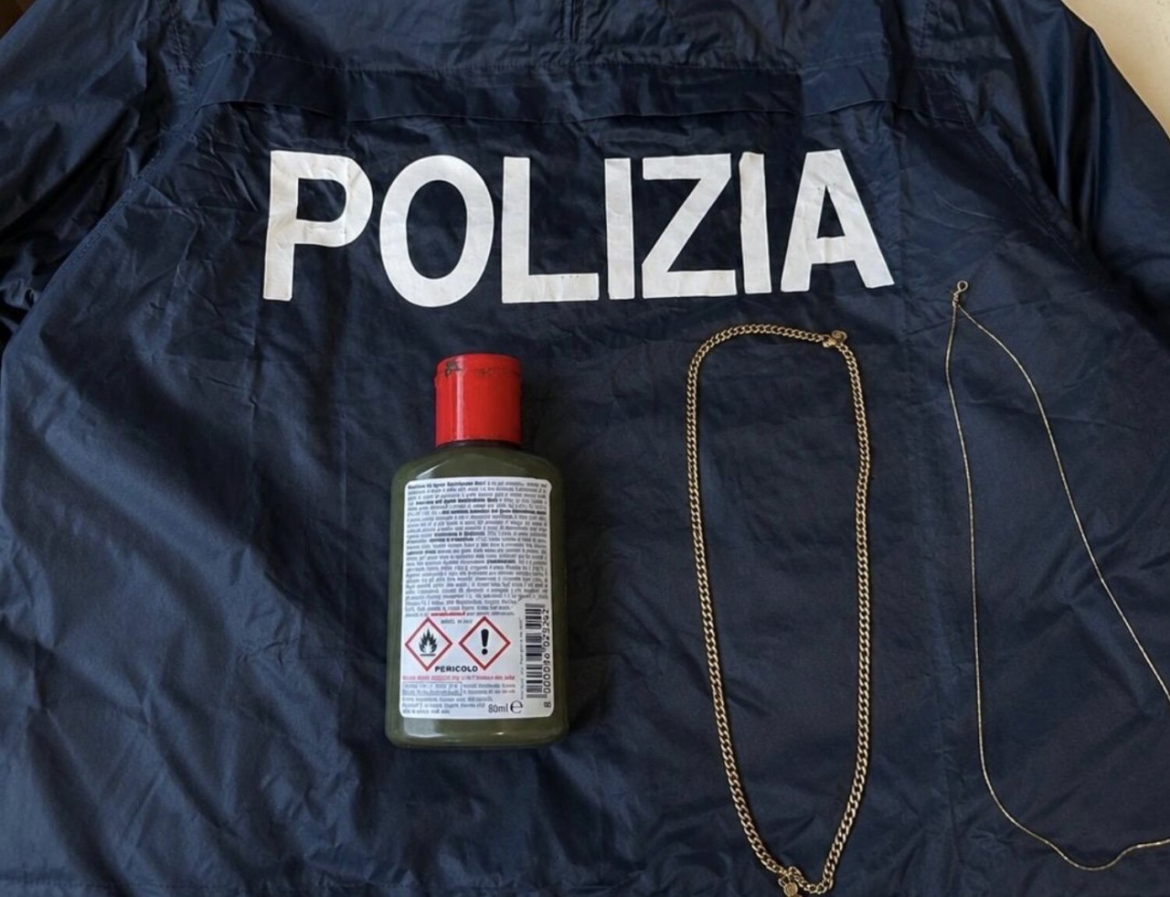 Strappano dal collo due collanine d’oro ad un’anziana: due in manette