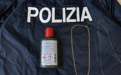 Strappano dal collo due collanine d’oro ad un’anziana: due in manette