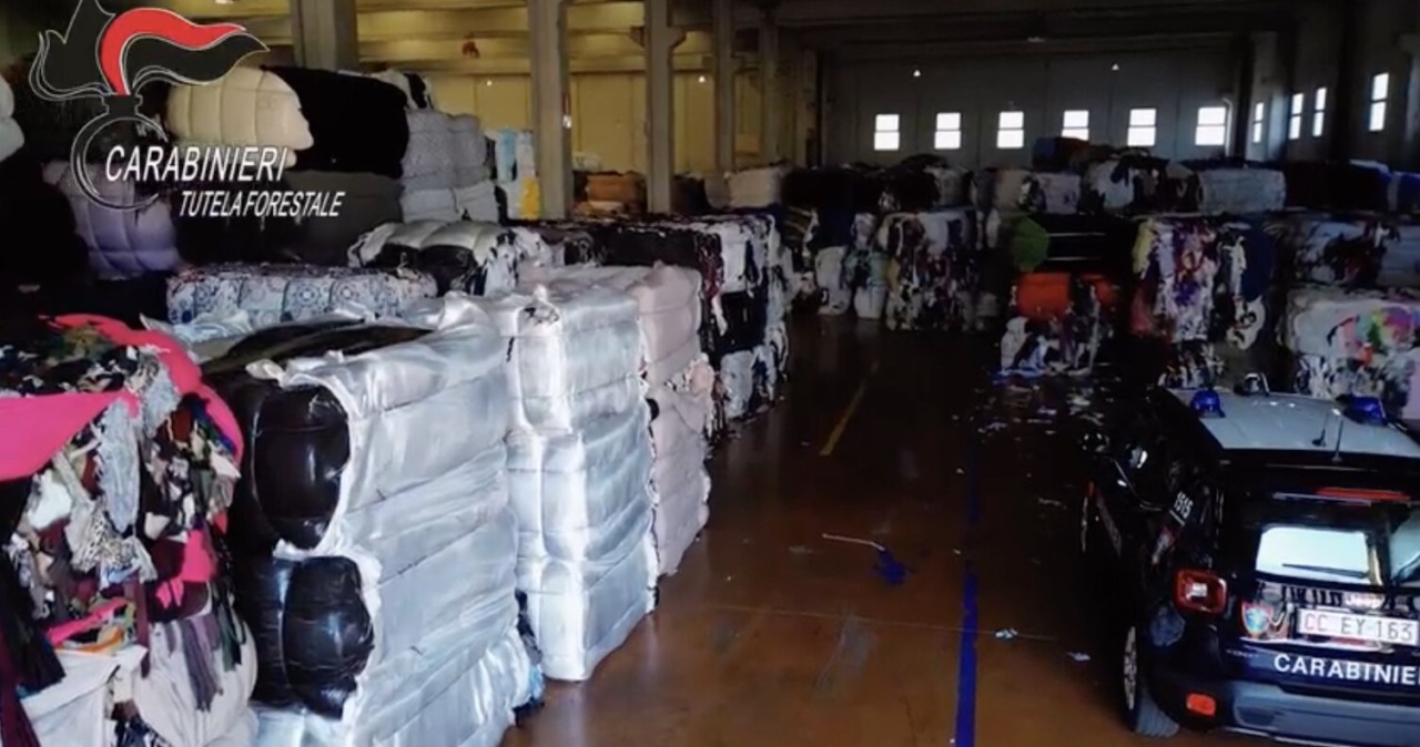 Traffico illecito di rifiuti tessili: oltre 26mila tonnellate smaltite illegalmente, 20 gli indagati