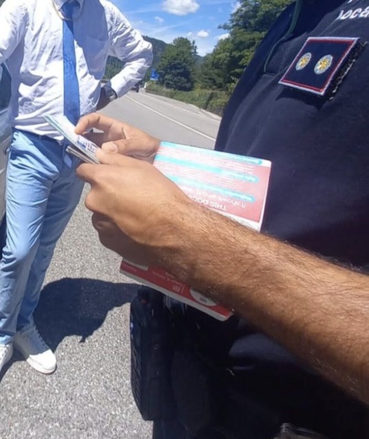 Truffa dell’auto in panne, si sbracciano per chiedere aiuto ma a fermarsi è il comandante della Locale