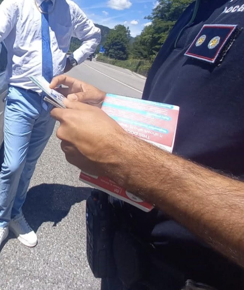 Truffa dell’auto in panne, si sbracciano per chiedere aiuto ma a fermarsi è il comandante della Locale