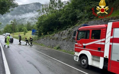 Vezza d’Oglio: albero cade sulla sede stradale, l’intervento dei Vigili del Fuoco
