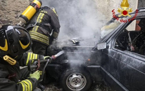 Vione: autovettura a fuoco, l’intervento dei Vigili del Fuoco