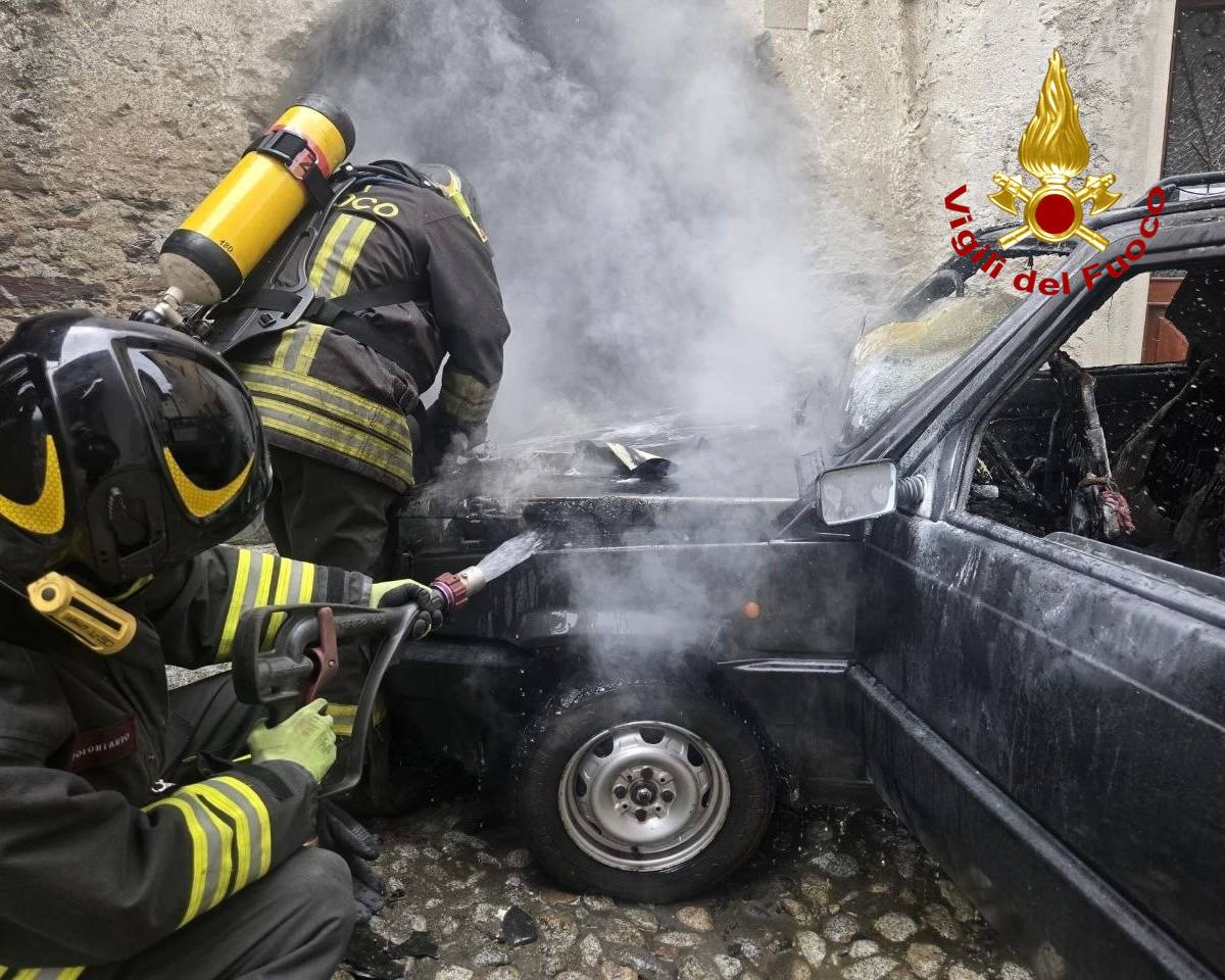 Vione: autovettura a fuoco, l’intervento dei Vigili del Fuoco