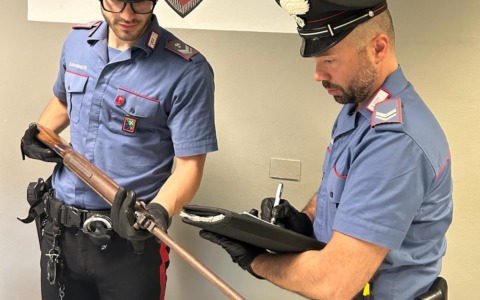 Armato di fucile scavalca i balconi di un condominio a Palazzolo, poi le urla in strada: denunciato