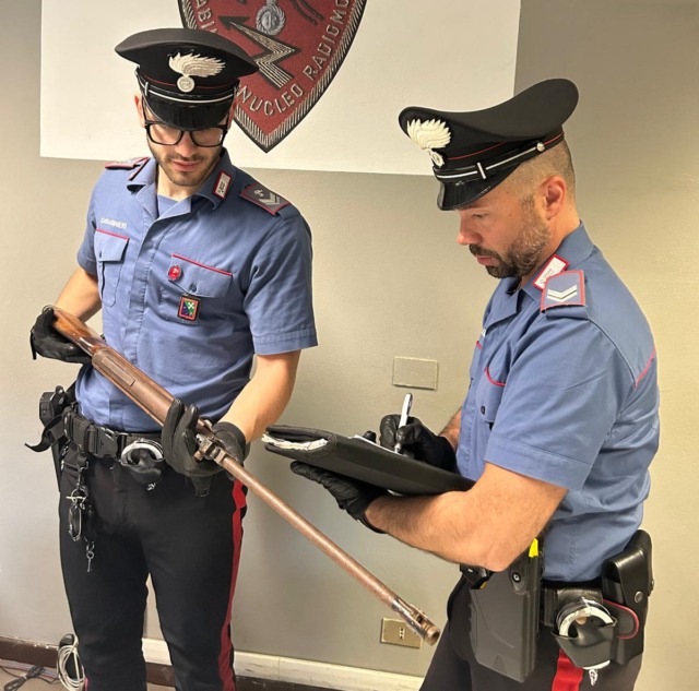 Armato di fucile scavalca i balconi di un condominio a Palazzolo, poi le urla in strada: denunciato