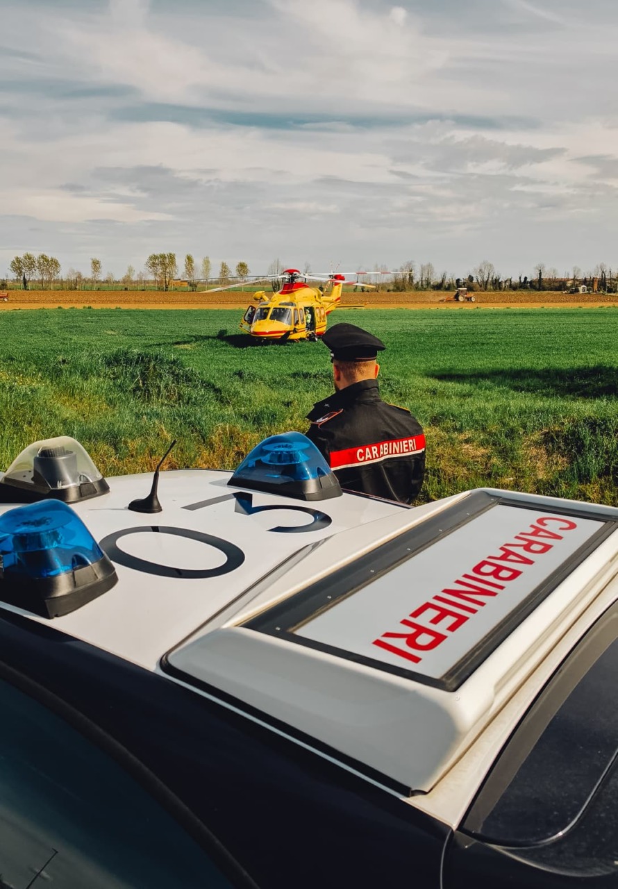 Castrezzato, precipita mentre stende un telo sul mais trinciato: 52enne grave in ospedale