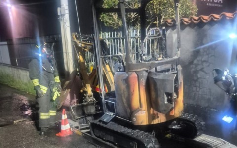 Escavatore in fiamme nella notte a Rovato