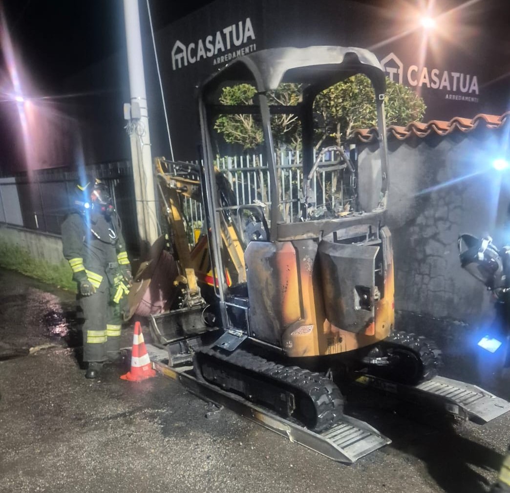 Escavatore in fiamme nella notte a Rovato