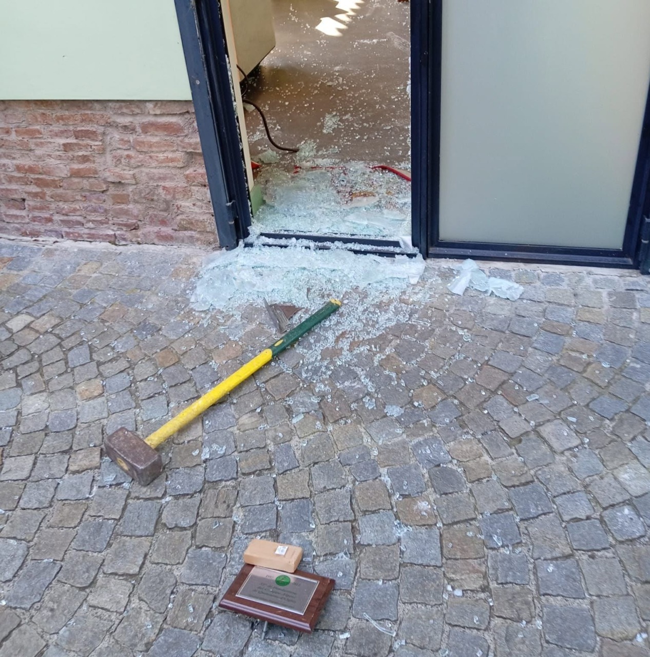 Palazzolo, furto alla sede degli Alpini: sfonda la porta a colpi di mazza e ruba la cassaforte