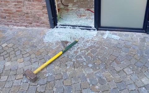 Palazzolo, furto alla sede degli Alpini: sfonda la porta a colpi di mazza e ruba la cassaforte