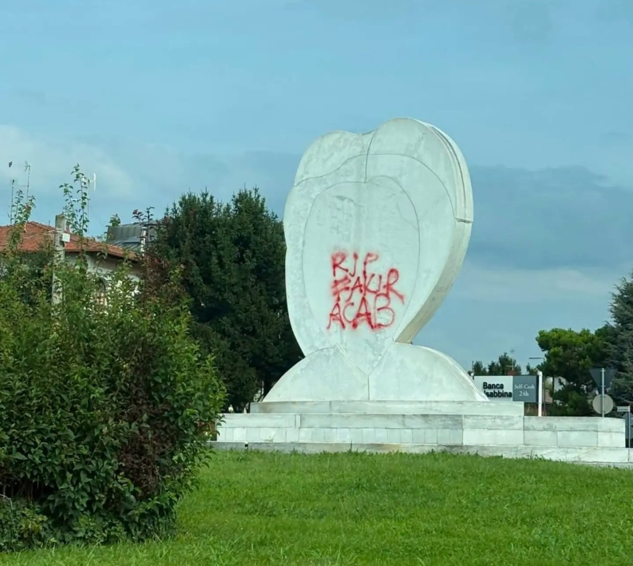 Imbrattato dai vandali il Volto della Franciacorta
